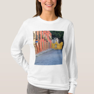 Mexico, San Miguel de Allende, Häuser entlang T-Shirt