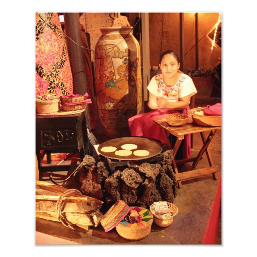 Mexikanisches Mädchen macht Tortilas Foto (Vorne)