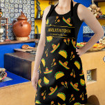 Mexikanisches Taco Restaurant Abuelas Küche Custom Schürze<br><div class="desc">Fun Schürze mit einem Muster von mexikanischen Maracas, Tacos und sombreros Set vor einem schwarzen Hintergrund und zwei Zeilen Text nach Maß. Fügen Sie den Namen einer Person, den Namen Ihrer Abuela, den Namen des Restaurants, Cafés oder Shops hinzu oder löschen Sie den Text und das Rechteck und verwenden Sie...</div>