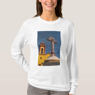 Mexiko, Bernal. Aussicht auf Iglesia de San Sebast T-Shirt