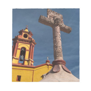 Mexiko, Bernal. Blick auf Iglesia de San Sebastian Notizblock