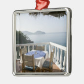 Mexiko, Guerrero, Zihuatanejo. Café Table over Ornament Aus Metall (Links)