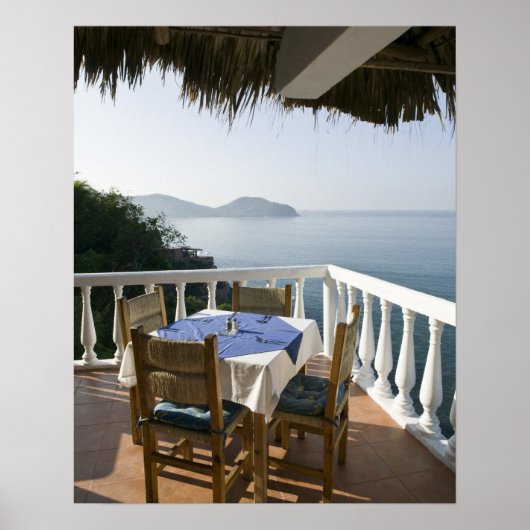 Mexiko, Guerrero, Zihuatanejo. Café Table over Poster (Vorne)