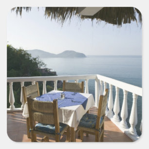 Mexiko, Guerrero, Zihuatanejo. Café Table over Quadratischer Aufkleber