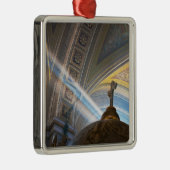 Mexiko, Morelia. Sonnenstrahlen dringen ins Innere Ornament Aus Metall (Rechts)