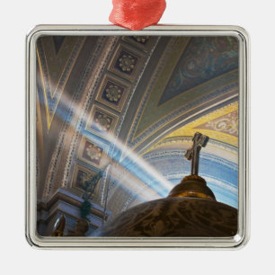 Mexiko, Morelia. Sonnenstrahlen dringen ins Innere Ornament Aus Metall