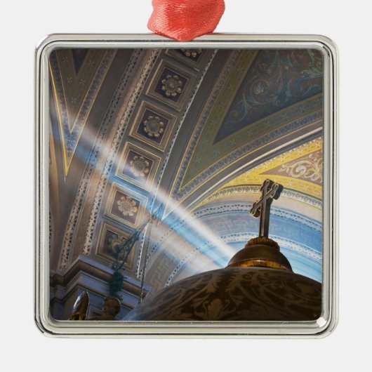 Mexiko, Morelia. Sonnenstrahlen dringen ins Innere Ornament Aus Metall (Vorne)