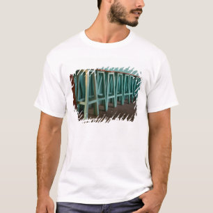 Mexiko, Oaxaca, Grüne Barhocker reihen sich an der T-Shirt