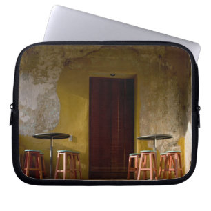 Mexiko, Oaxaca, Nachmittagslicht erhellt Balkon vo Laptopschutzhülle