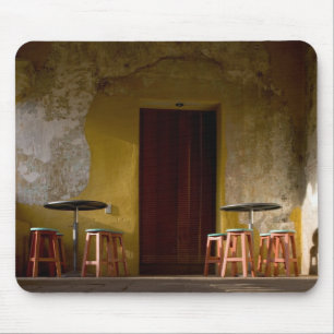 Mexiko, Oaxaca, Nachmittagslicht erhellt Balkon vo Mousepad