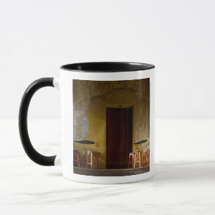Mexiko, Oaxaca, Nachmittagslicht erhellt Balkon vo Tasse