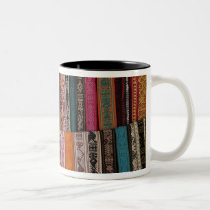 Mexiko, Provinz Oaxaca, Oaxaca, gewebte Gürtel auf Zweifarbige Tasse
