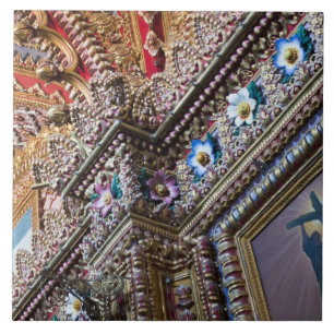 Mexiko, Queretaro. Detail im Inneren einer aufwend Fliese