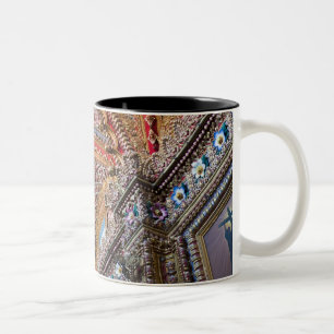 Mexiko, Queretaro. Detail im Inneren einer aufwend Zweifarbige Tasse