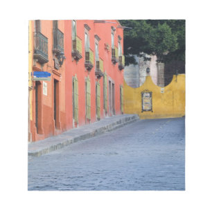 Mexiko, San Miguel de Allende, Häuser entlang Notizblock