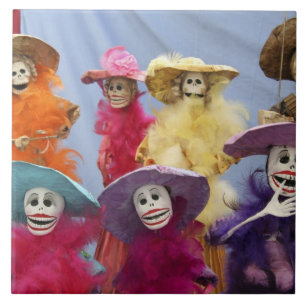 Mexiko. Skelettierte Catrinas, feiernde Figuren Fliese