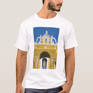 Mexiko, Yucatan, Izamal. Das Franziskanerkloster T-Shirt