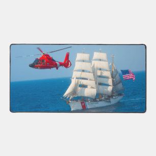 MH-65D DOLPHIN und USCGC EAGLE Schreibtischunterlage
