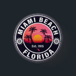 Miami Beach Florida Retro Sunset Souvenirs 60er Button<br><div class="desc">Miami Beach Florida Vintag 60er Souvenirs. Miami Beach Florida - Retro Tropical Palm Tree 60er Souvenirs Vintages Design macht ein großartiges Weihnachts- oder Geburtstagsgeschenk für Liebhaber des Miami Beach. Das Retro-Sommerdesign ist ein perfektes Geschenk für Reisende und tropische Fans.</div>
