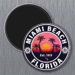 Miami Beach Florida Retro Sunset Souvenirs 60er Magnet<br><div class="desc">Miami Beach Florida Vintag 60er Souvenirs. Miami Beach Florida - Retro Tropical Palm Tree 60er Souvenirs Vintages Design macht ein großartiges Weihnachts- oder Geburtstagsgeschenk für Liebhaber des Miami Beach. Das Retro-Sommerdesign ist ein perfektes Geschenk für Reisende und tropische Fans.</div>