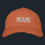 MIAMI Orange Vintag Style Distressed Cotton Bestickte Baseballkappe<br><div class="desc">MIAMI Orange Stickte Vintage Stickereihut aus gestresster Baumwolle. Ein wunderbares Geschenk für alle, die Miami FL Lieben! Wenn Sie Ihren persönlichen Text bevorzugen, wählen Sie einfach den Knopf "Diese Vorlage personalisieren", um Ihre Auswahl an benutzerdefiniertem Text einzugeben. Die Stickerei kann auch an andere Farbeinstellungen angepasst werden, indem Sie die Schaltfläche...</div>