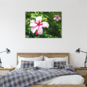 Miami Pink Hibiskus Tropische Blume Bloom Leinwanddruck (Insitu (Schlafzimmer))