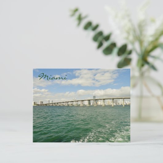 Miami Skyline durch Rickenbacker Causeway Postkarte (Stehend Vorderseite)