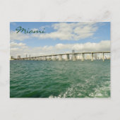 Miami Skyline durch Rickenbacker Causeway Postkarte (Vorderseite)
