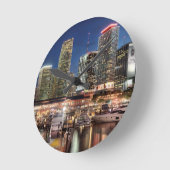 Miami-Skylinestadt in Florida Runde Wanduhr (Winkel)