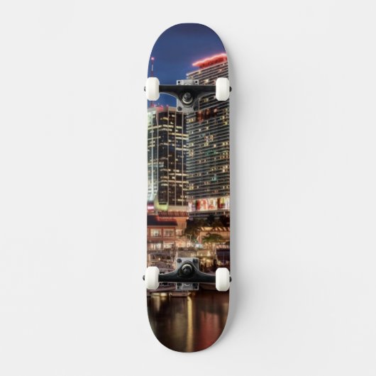 Miami-Skylinestadt in Florida Skateboard (Vorderseite)