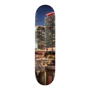 Miami-Skylinestadt in Florida Skateboard