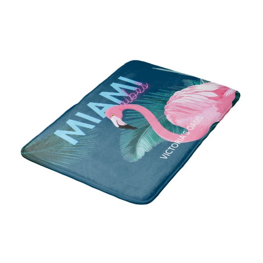 Miami Vibes Neon Flamingo Art Deco Badematte (Schrägansicht)