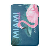 Miami Vibes Neon Flamingo Art Deco Badematte (Vorderseite Vertikal)
