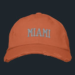 MIAMI Vintager blauer und orangefarbener Stil gest Bestickte Baseballkappe<br><div class="desc">MIAMI Blue Stickte Vintage Stickerei Orangen Hut. Ein wunderbares Geschenk für alle, die Miami FL Lieben! Wenn Sie Ihren persönlichen Text bevorzugen, wählen Sie einfach den Knopf "Diese Vorlage personalisieren", um Ihre Auswahl an benutzerdefiniertem Text einzugeben. Die Stickerei kann auch an andere Farbeinstellungen angepasst werden, indem Sie die Schaltfläche "Design...</div>