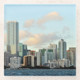 Miami-Wolkenkratzer gegen breiten klaren Himmel Glasuntersetzer