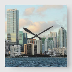Miami-Wolkenkratzer gegen breiten klaren Himmel Quadratische Wanduhr