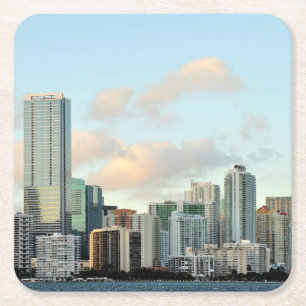 Miami-Wolkenkratzer gegen breiten klaren Himmel Rechteckiger Pappuntersetzer