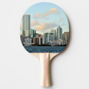 Miami-Wolkenkratzer gegen breiten klaren Himmel Tischtennis Schläger