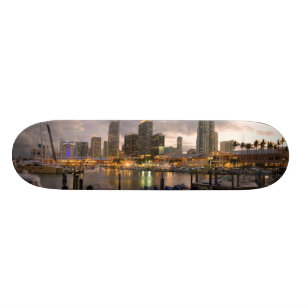 MiamifinanzSkyline an der Dämmerung Skateboard