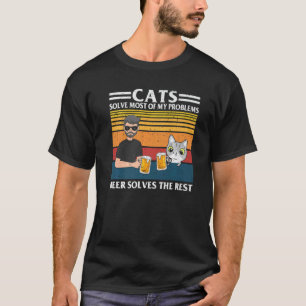 Miau Süße Katze trinkt Bier mit einem Menschen in T-Shirt