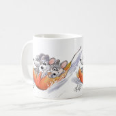 Mic, Mac und Moe's Winter Holiday Tasse (Vorderseite Links)