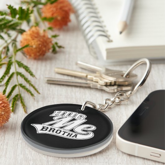 Mich Brotha auf Schwarz umarmen Schlüsselanhänger (Vorderseite rechts)