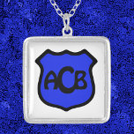 Michael's Shield mit Monogram Versilberte Kette<br><div class="desc">Im Laufe der Jahrhunderte wurde der Erzengel oft in der Kunst mit Helm und Rüstung dargestellt und mit einem Schwert und Schild versehen. Die Form seines Schildes variiert je nach Zeit und Ort, an dem der Künstler lebte. Es ist rund, oval, rechteckig, und die meisten der verschiedenen Samenformen, die aus...</div>