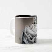 Michelangelo - Die Pieta Zweifarbige Tasse (Vorderseite Links)