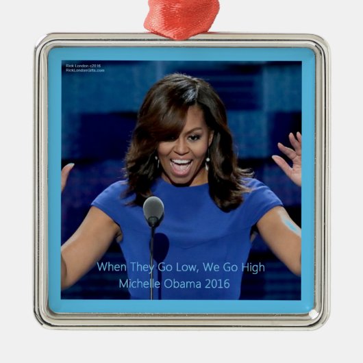 Michelle Obama "We Go High" Collectible Silbernes Ornament (Vorne)