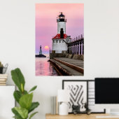 Michigan City Lighthouse und Sundown Sailboat Poster (Heimbüro)