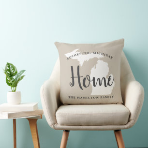 Michigan Home Beige Script Familienmonogramm Kissen