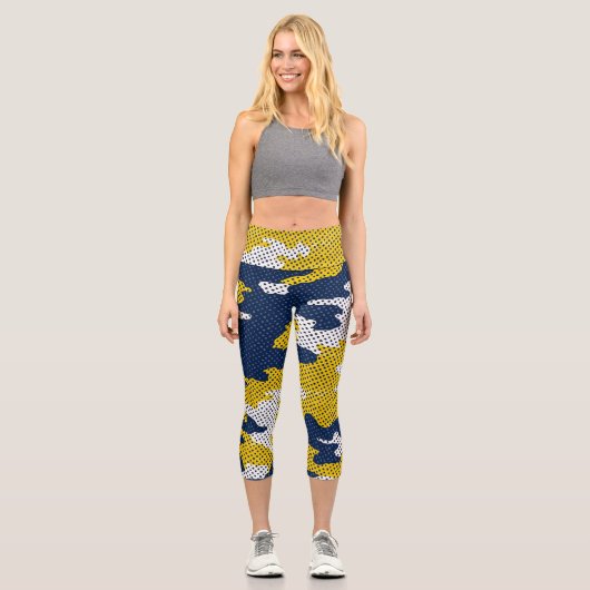 Michigan Navy & Maize Camo Printed  Capri Leggings (Vorderseite)