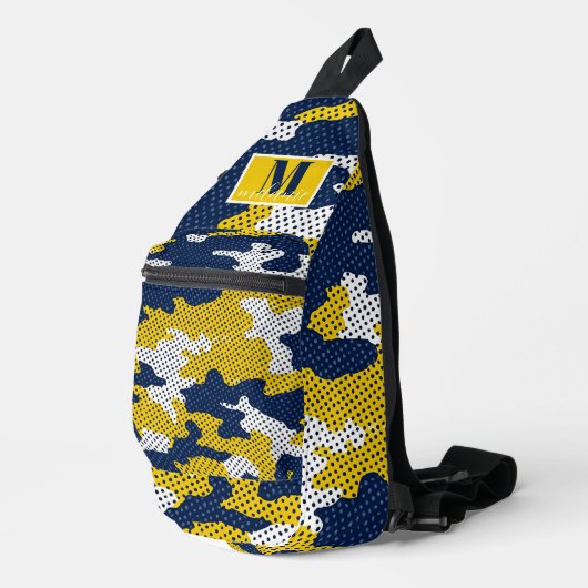 Michigan Navy & Maize Camo Printed Crossbody Bag (Rechte Ecke)
