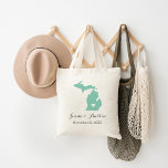 Michigan Wedding Welcome Tragetasche<br><div class="desc">Willkommen aus der Stadt Hochzeitsgäste mit einer Tasche voll von Snacks und Leckereien personalisiert mit dem Staat, wo Sie heiraten, die Braut und Bräutigam Namen und Hochzeitsdatum. Klicken Sie auf Anpassen, um das Herz zu verschieben, um eine beliebige Stadt oder Position auf der Staat-Karte anzuzeigen. Verwenden Sie die Designwerkzeuge, um...</div>